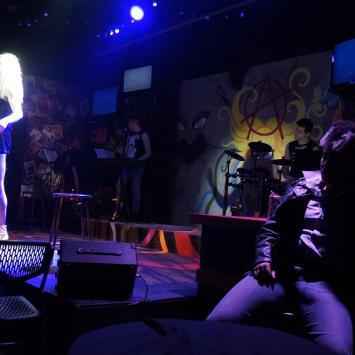 Kirk Vanda as Hedwig and Shani Farrell as Yitzhak, backed by the Angry Inch Band